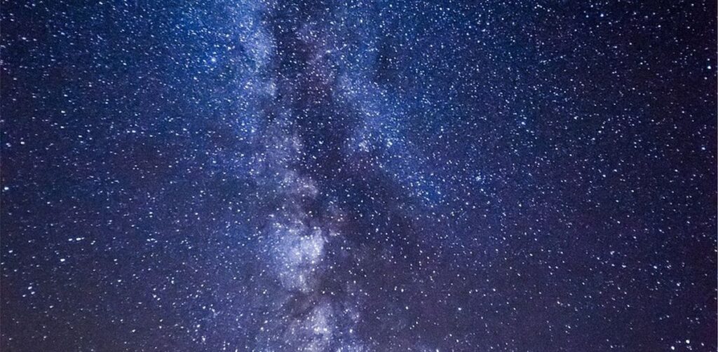 Gott ist allwissend -- er weiß Dinge bereits vorher, dennoch können wir frei entscheiden.