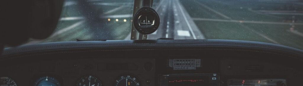 Blicks aus dem Cockpit des Flugzeugs auf die Startbahn. Gleich hebt das Flugzeug ab und es geht nach oben. In dem Artikel geht es um das Reich Gottes und das Leben im Exil hier unten,