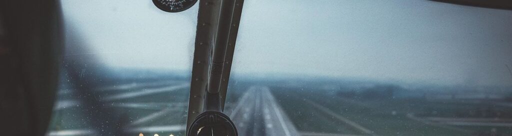 Blick aus dem Cockpit de Flugzeugs in den Horizont des Himmels. Es geht um die Doppelexistenz. Einerseits das Reich Gottes oben, andererseits leben wir hier auf der dreckigen Erde.