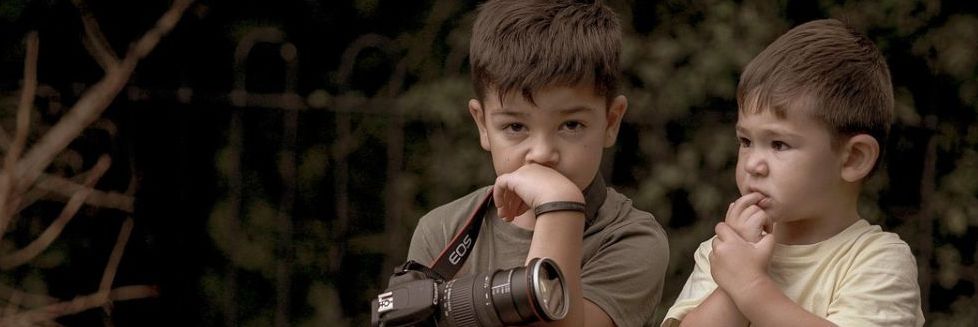 Zwei Jungs sitzen da und warten auf irgendetwas .....Sind Kinder eine Last?