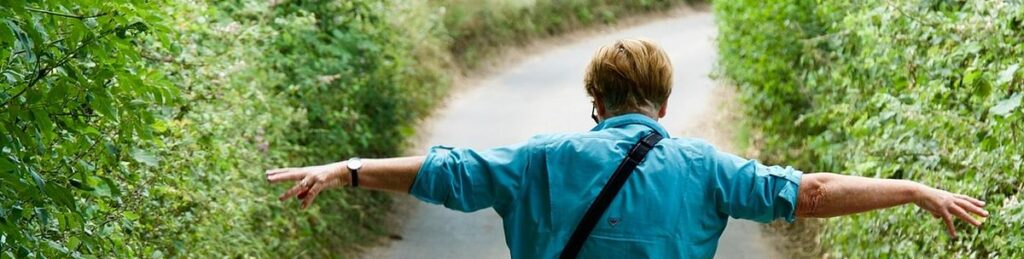 Frau alleine von hinten - single