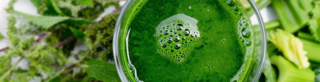 Wer sich selbst einen smoothie zubereitet, muss wissen, welche Zutaten er da rein tut. 
Genau darum geht es bei der Gabe der Geisterunterscheidung: Jesus erkennt, dass die gutgemeinten, menschlichen Worte seines Jüngers für ihn eine satanische Versuchung darstellten. Vorbildlich für uns unterscheidet er, was antigöttlich, menschlich und göttlich ist.