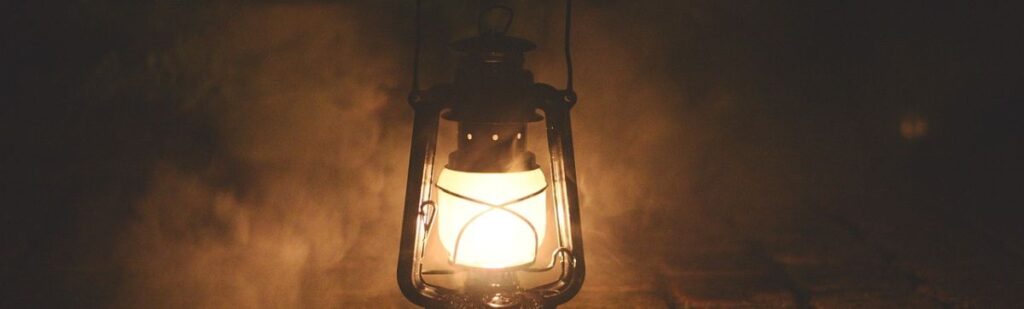 eine leuchtende Petroleumlampe im Dunkeln, Nebel dahinter.
Christen sind Botschafter für Jesus.-