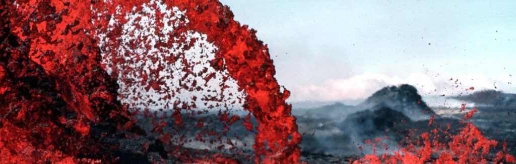 Vulkanfeuer ergießt sich ins Meer. Die Größe Gottes ist auch an der Schöpfung zu erkennen.