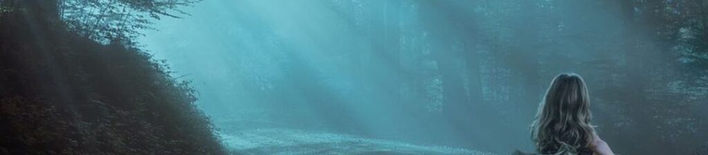 Mädchen steht im Wald und bestaunt die Schöpfung Gottes - die Sonnenstrahlensind sind bildlich zu sehen. Thema: Eine Liebesbeziehung zu Gott.