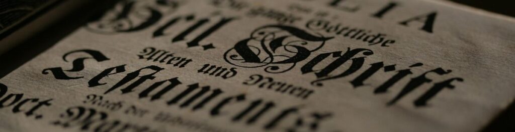 Das Bild zeigt das Titelblatt einer Bibel "Heilige Schrift" in sehr alten Lettern gedruckt. - Im Blogbeitrag geht es darum, Jesus auf jeder Seite der Bibel zu suchen und zu finden.