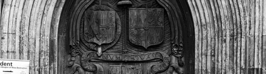 Nähere Ansicht eines prachtvollen geschlossenen Kirchentors. Thema des Blogbeitrags ist die Konstantinische Wende .