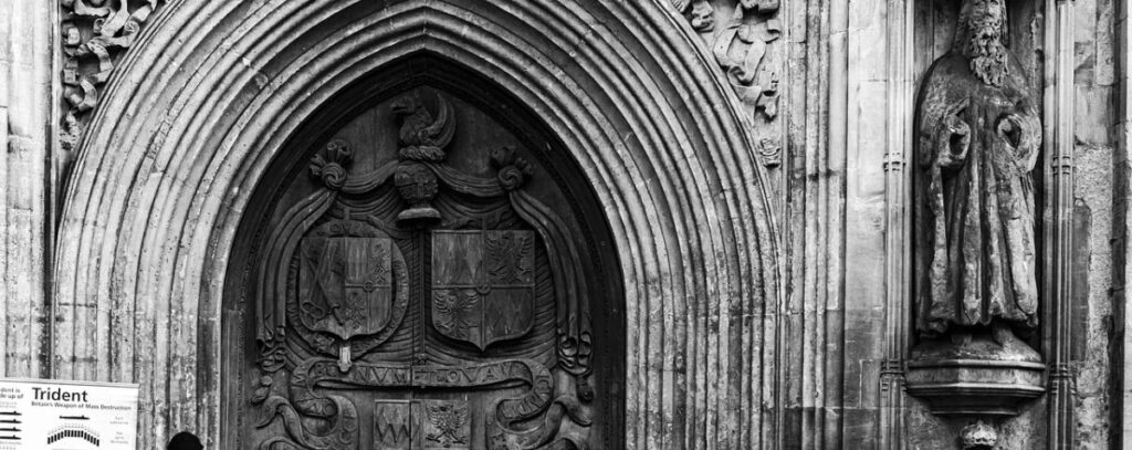 Altes Kirchentor, geschlossen mit einer figürlichen Statue daneben. Das Thema des Blogbeitrags ist die Konstantinische Wende .