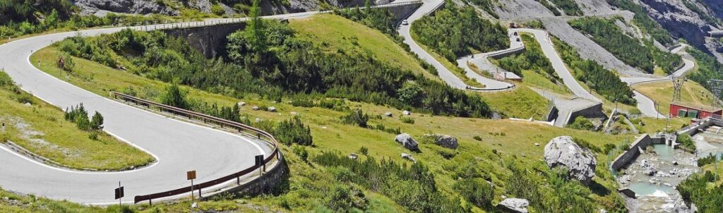 Auf dem Bild sind viele Wenden und Kehren zu sehen - Serpentinen im Gebirge, die doch zum Ziel führen. Die Bedeutung des Blogbeitrags: Christen sind Optimisten.