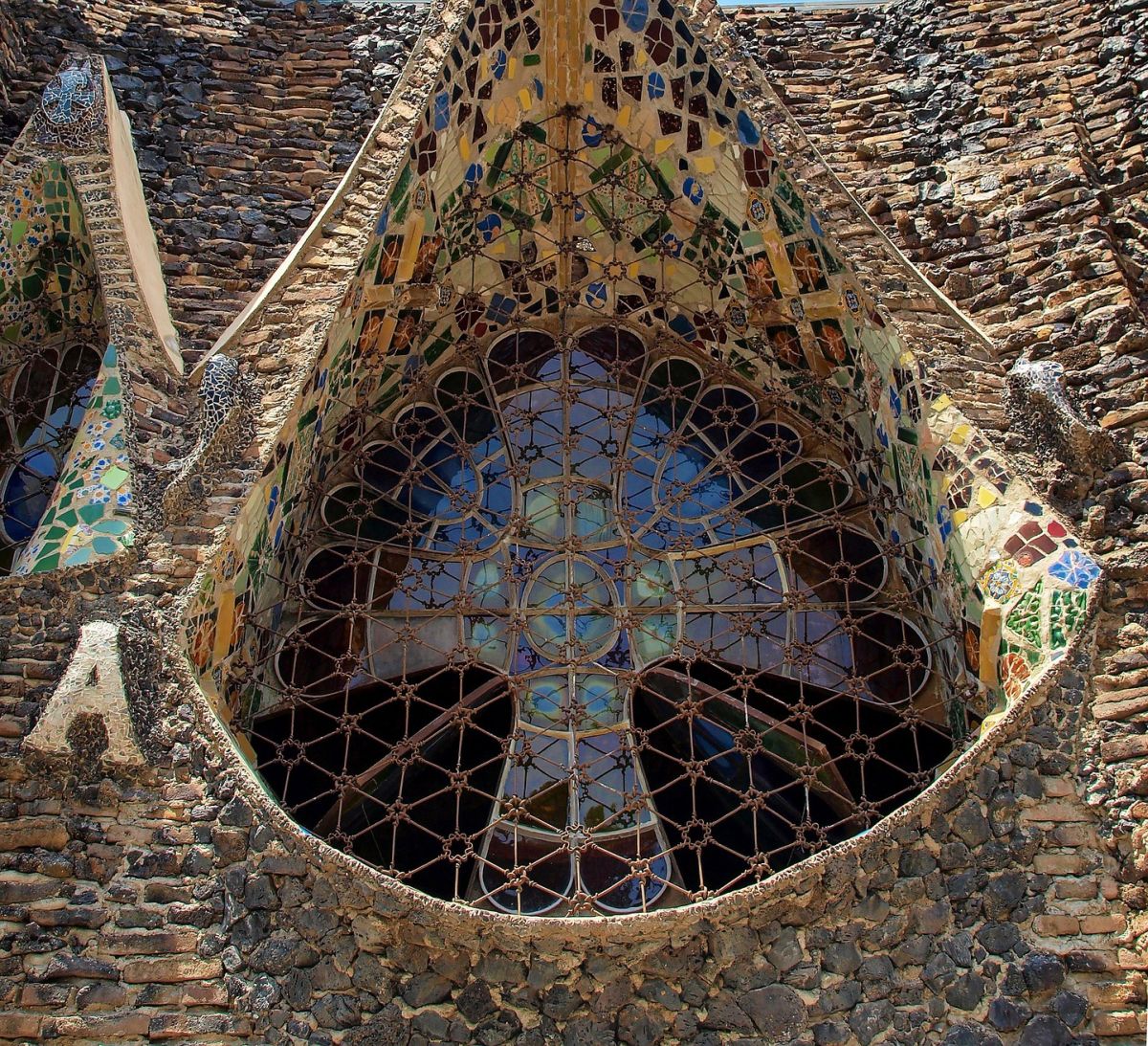 Blick auf das aus Glas kunstvoll gearbeitete Kreuz einer Kirche.