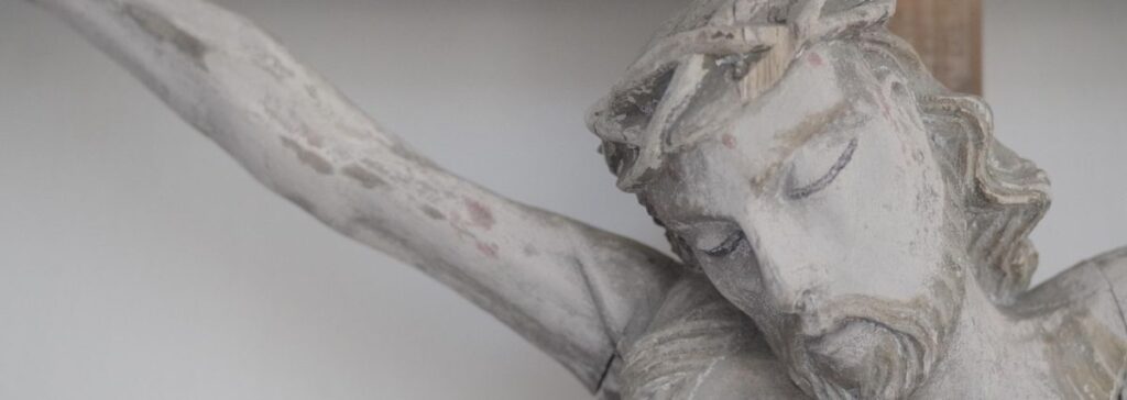 Ein Foto vom gekreuzigtes Jesus Christus - Bildausschnitt sein Kopf und der rechte Arm am Kreuz.