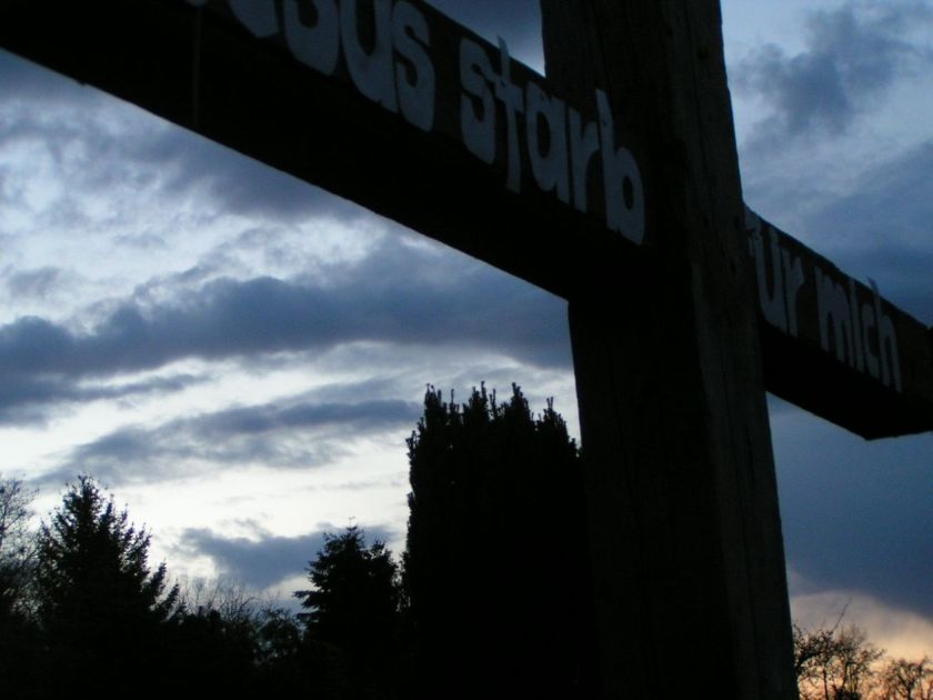 großes beschriftetes Holzkreuz mit der Aufschrift: Jesus starb für mich!