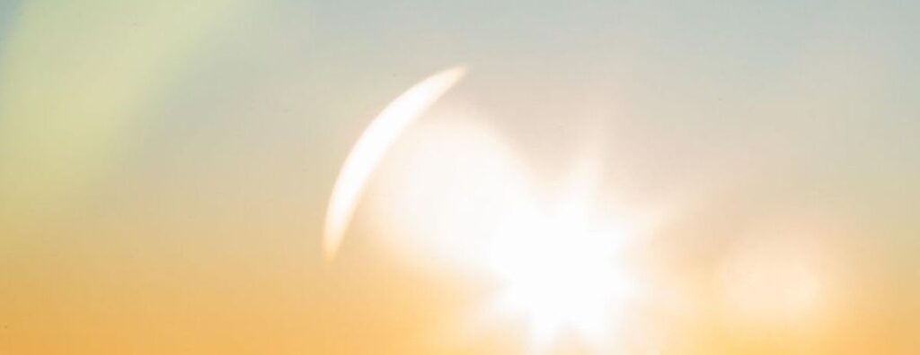 Sehr grelles Licht am Himmel - es geht um die Auferstehung Jesus Christi von den Toten.