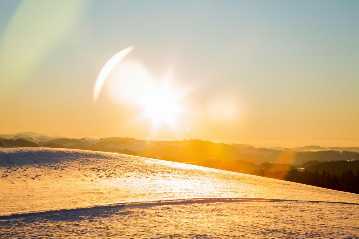 Sehr grelles Licht am Horizont. Es geht um die Auferstehung.