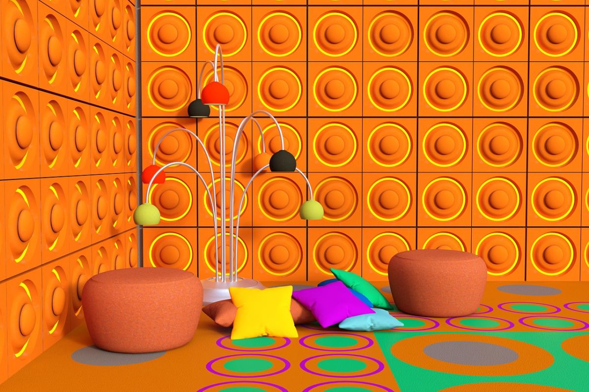 Komplett orange gefliestes Badezimmer.