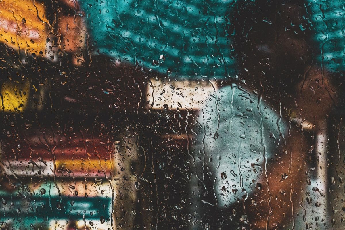 Unscharfes Bild durch regennasse Scheibe