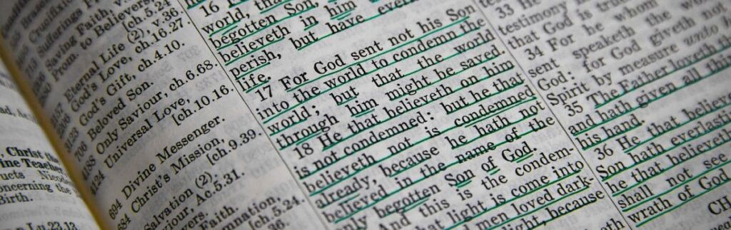englische geöffnete Bibel.